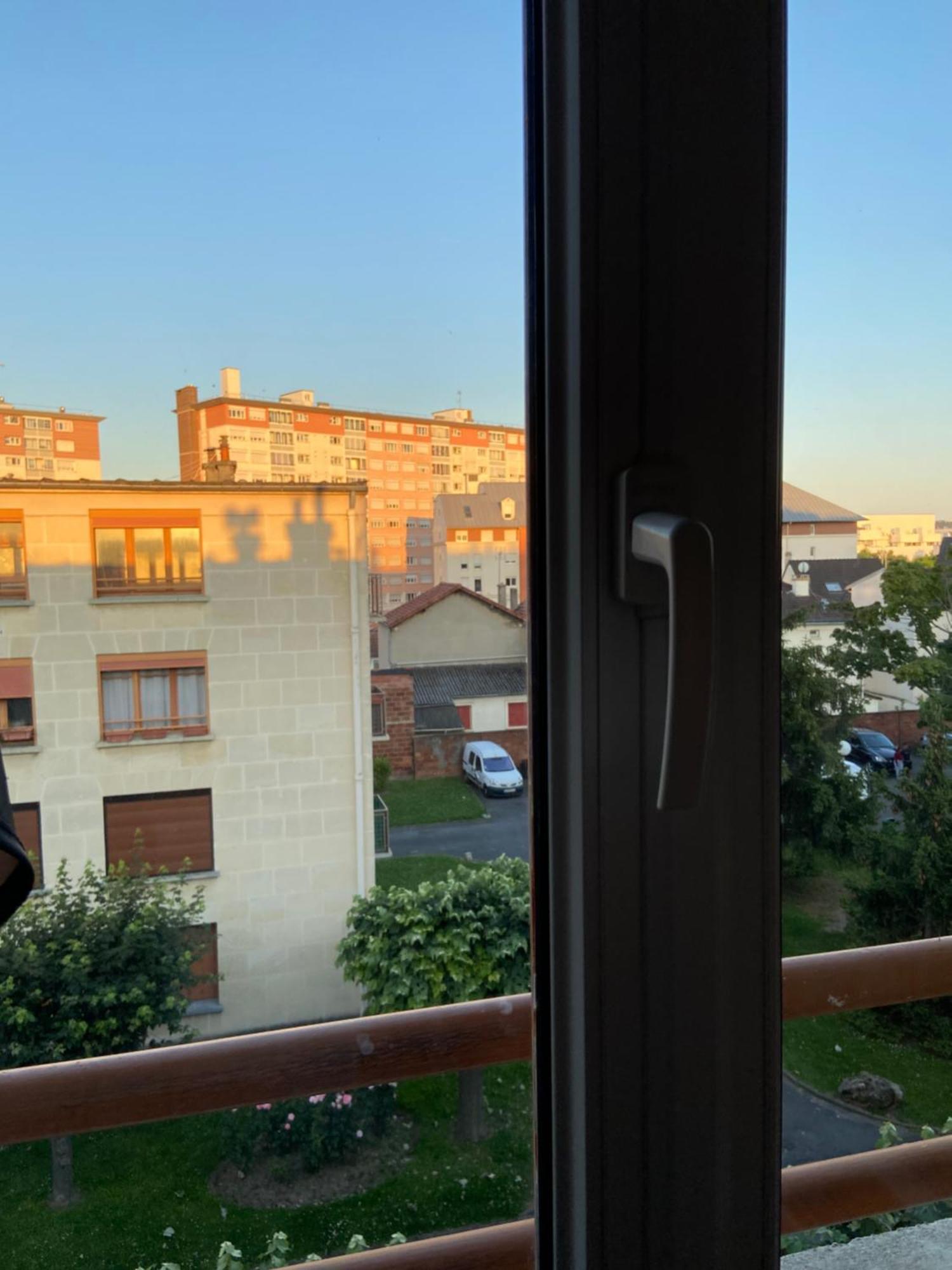 Chambre Simple Paisible Proche De Paris Drancy Esterno foto